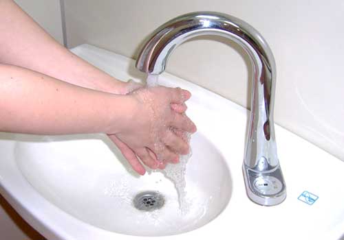 石鹸と流水による洗浄